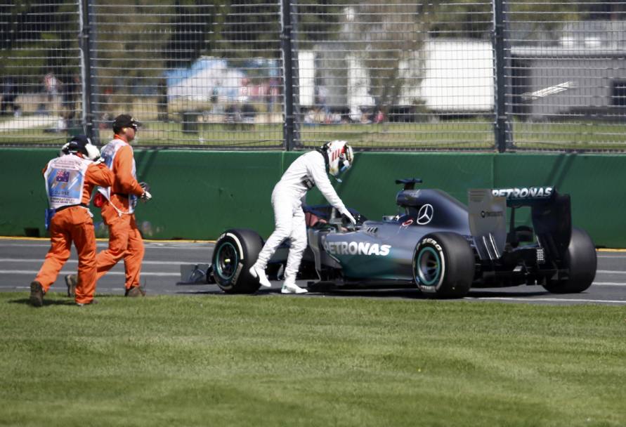 Tutti ad aspettare la Mercedes ma Hamilton si  subito fermato in pista. Poi nella seconda sessione far il miglior tempo. Reuters